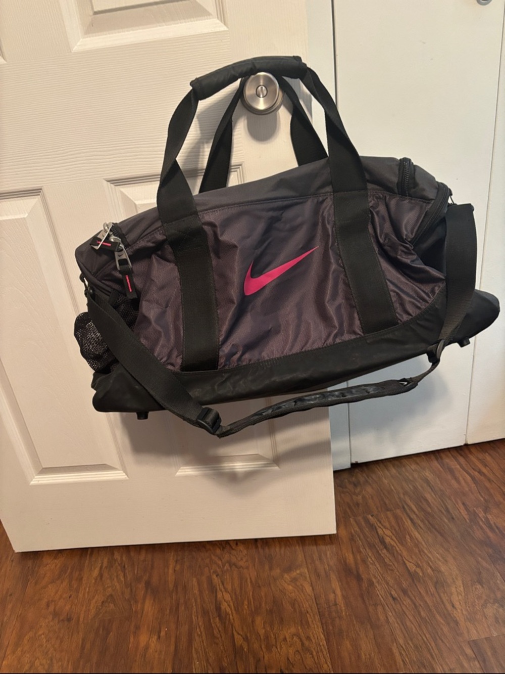 Nike gym bag, Black with Pink Swoosh - Picture 2 of 10